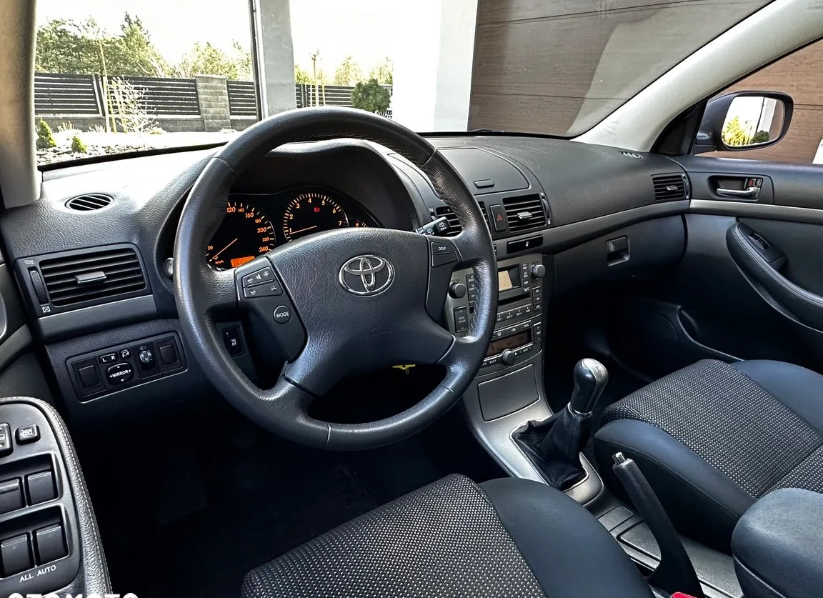 Toyota Avensis cena 18700 przebieg: 260000, rok produkcji 2006 z Radom małe 466